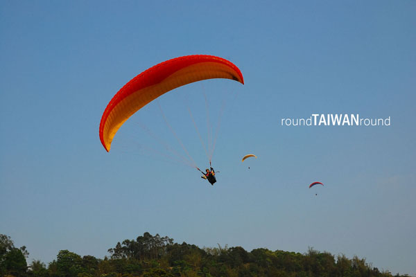 【台灣旅行】在南投起飛！埔里盆地刺激的飛行傘體驗
