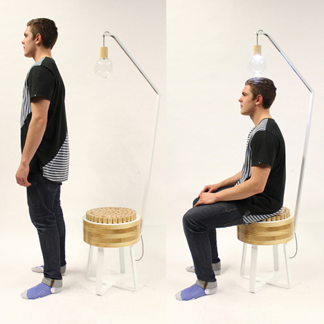 懶得爬起來開燈嗎？一坐下燈就亮的閱讀木凳