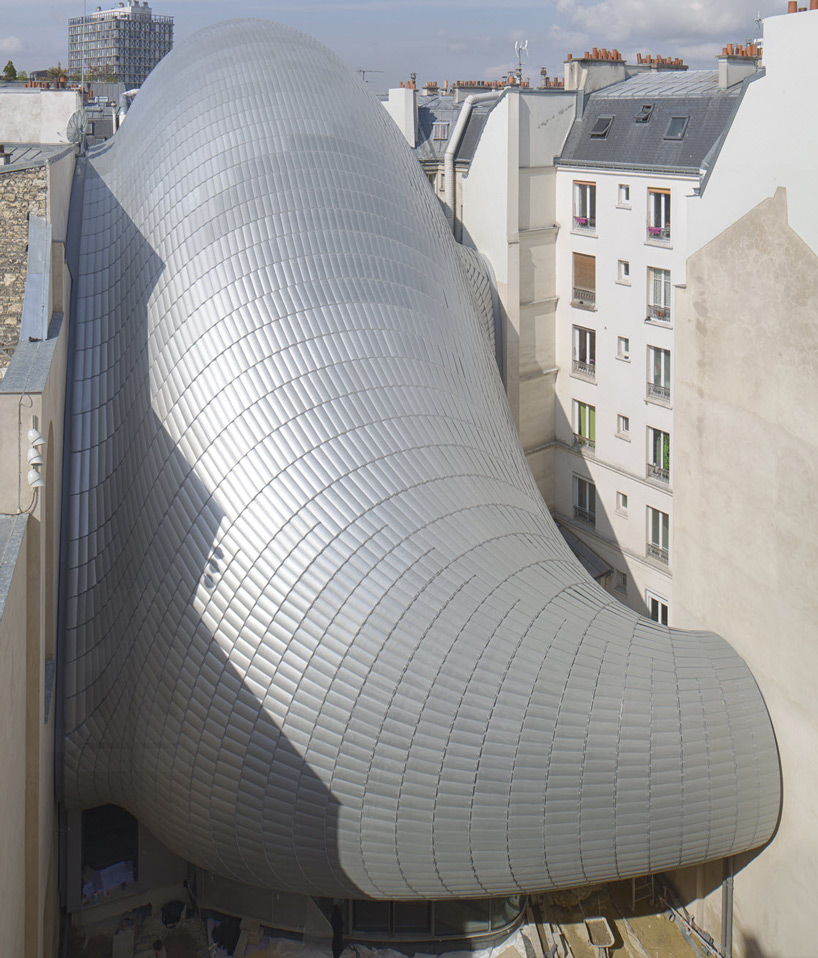 異形建築出現在古色古香的巴黎街頭