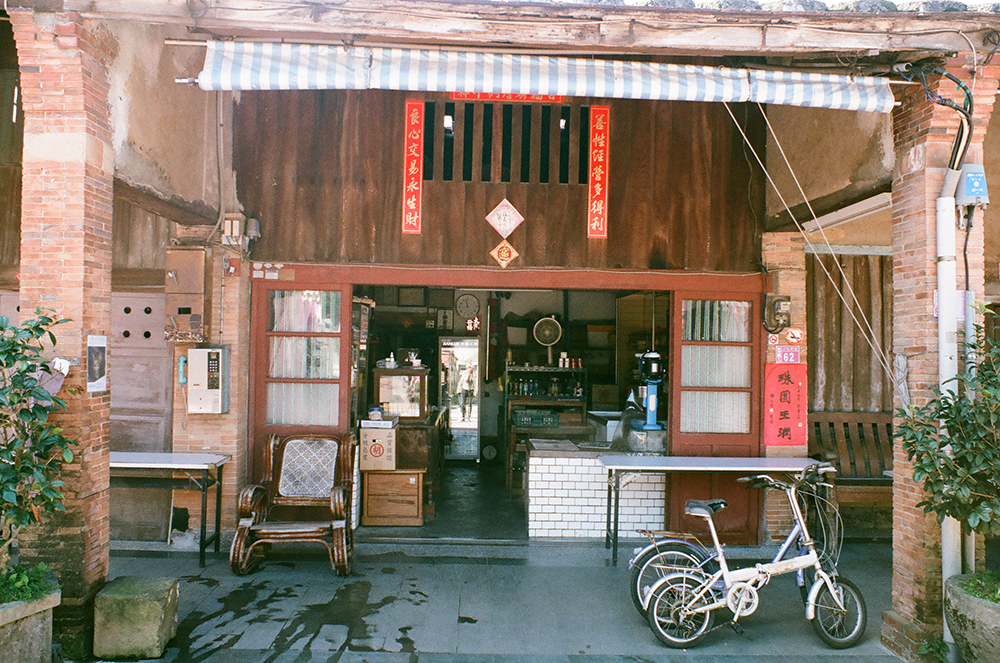 稻草製成的蟲蛹、舊門窗組小屋... 2019 浪漫台三線桃園龍潭展區林舜龍等台日藝術家「樟之細路」開展！