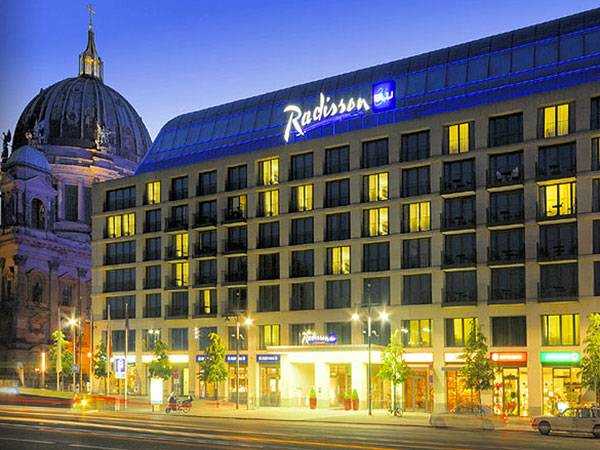 擁有世界最大圓柱形水族箱的旅館Radisson Blu Hotel