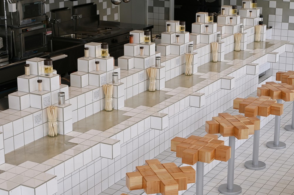 在電玩世界吃拉麵！沖繩沾麵店「かいしんのいちげき」宛如走進RPG像素遊戲