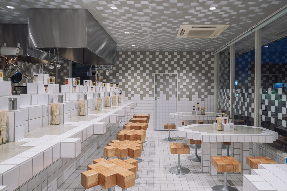 在電玩世界吃拉麵！沖繩沾麵店「かいしんのいちげき」宛如走進RPG像素遊戲