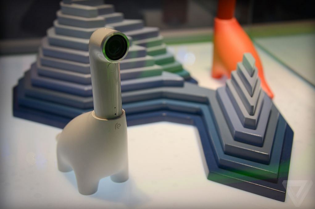 最萌的充電立架，HTC Re 化身短腿小恐龍