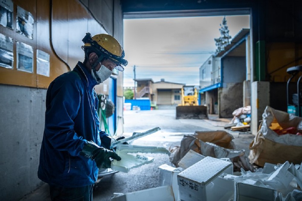 泡沫廢料成設計家具！東京設計工作室we+賦予廢料新生的Refoam永續設計