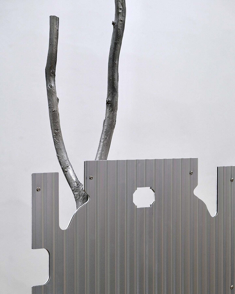 RIMOWA變身超薄設計椅!韓國藝術家Lee Sisan結合鋁鎂合金與樹枝的輕盈創作