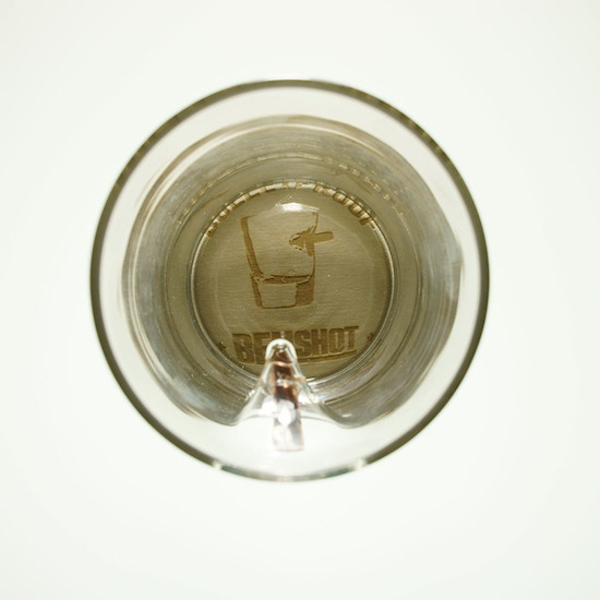 是喝酒還是拍電影啊？玻璃杯竟然有防彈功能！