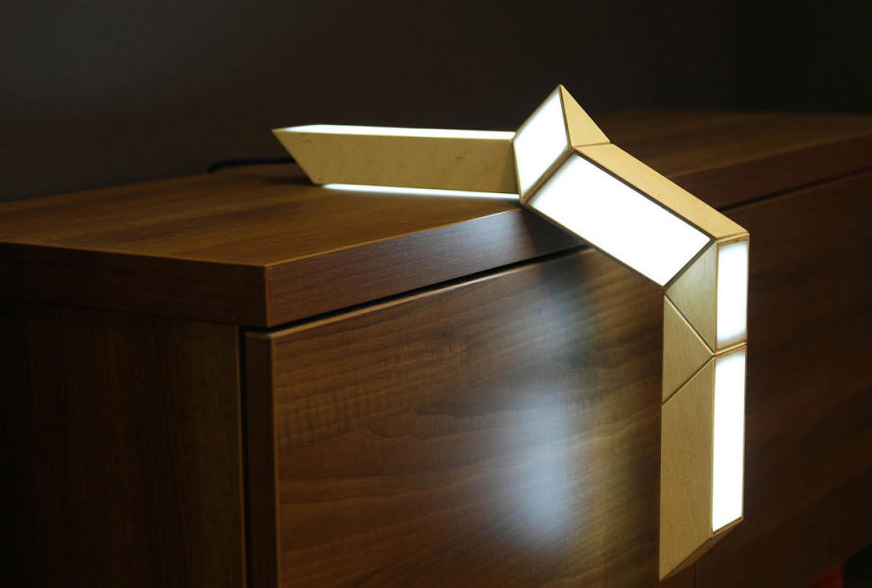 以益智魔術蛇為靈感打造的可扭轉燈具