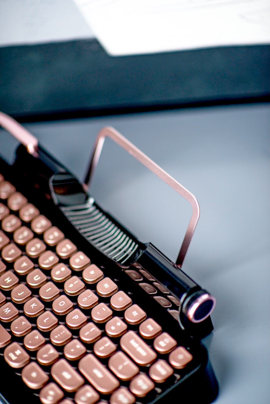 你愛的復古，無須旁人理解！Rymek 復古藍牙機械鍵盤典雅陪伴工作好時光