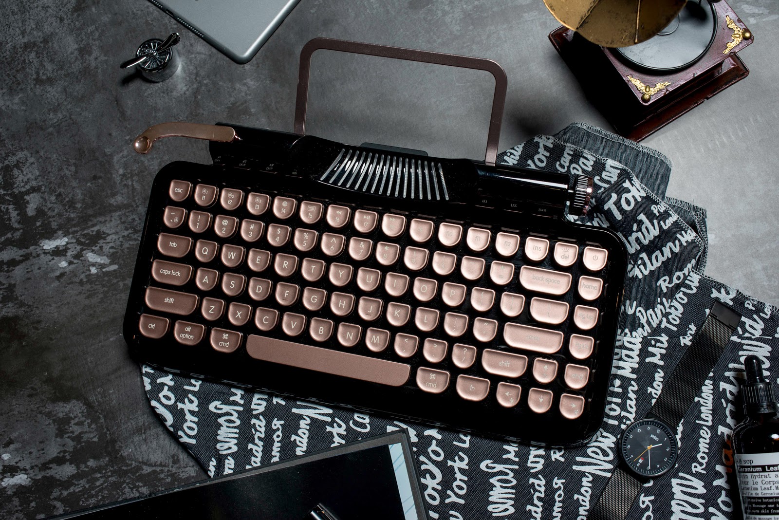 你愛的復古，無須旁人理解！Rymek 復古藍牙機械鍵盤典雅陪伴工作好時光