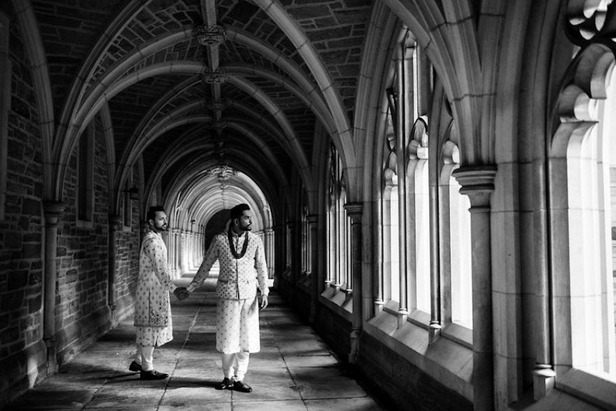 唯美傳統印度男同志婚禮攝影!美國婚攝 Charmi Peña 於印度教佛寺拍下愛意濃厚的瞬間