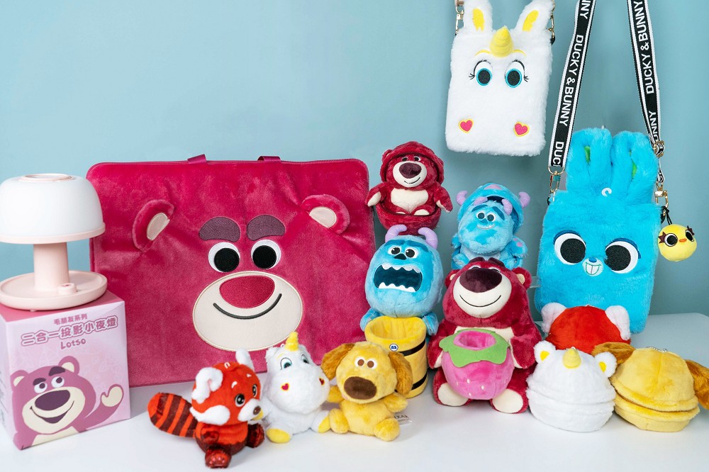 全家「皮克斯毛朋友」集點！毛怪、熊抱哥等5組動畫角色化身夜燈、杯套、地毯