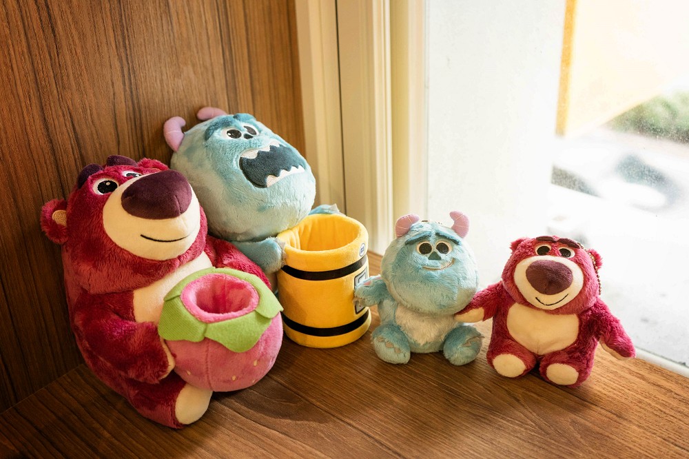 全家「皮克斯毛朋友」集點！毛怪、熊抱哥等5組動畫角色化身夜燈、杯套、地毯