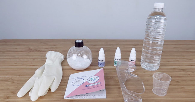 變化效果超療癒，一起 DIY 變色彩虹瓶