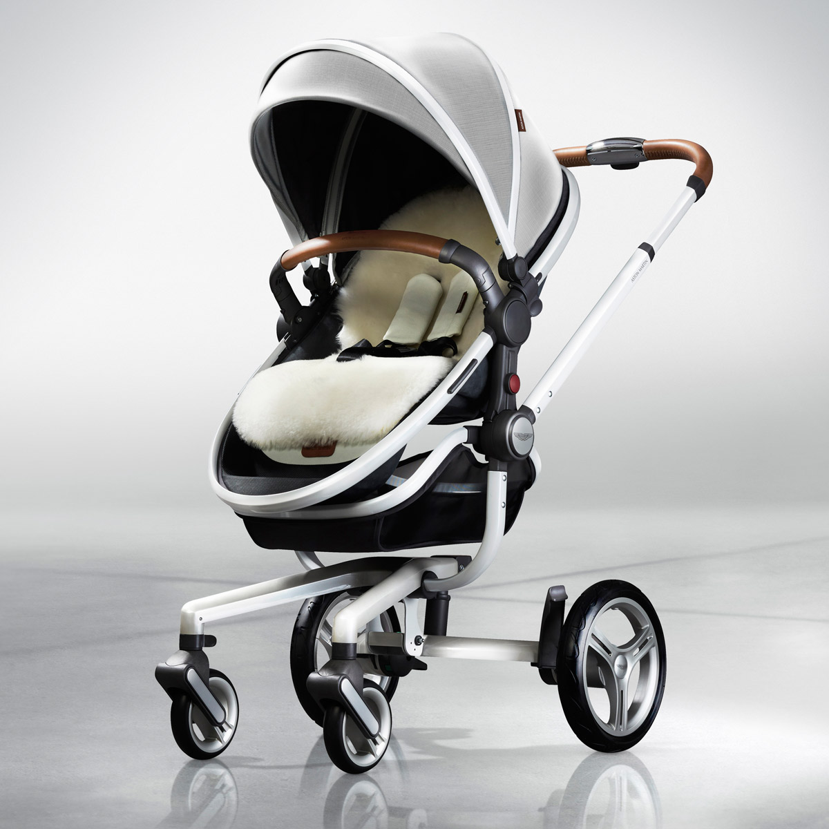 從小就以名車代步？Aston Martin 聯名款精品嬰兒車