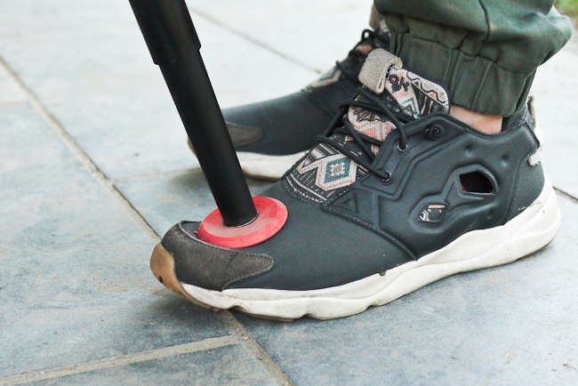 排隊神器化身第三隻腳，Sitpack伸縮自如讓你靠！