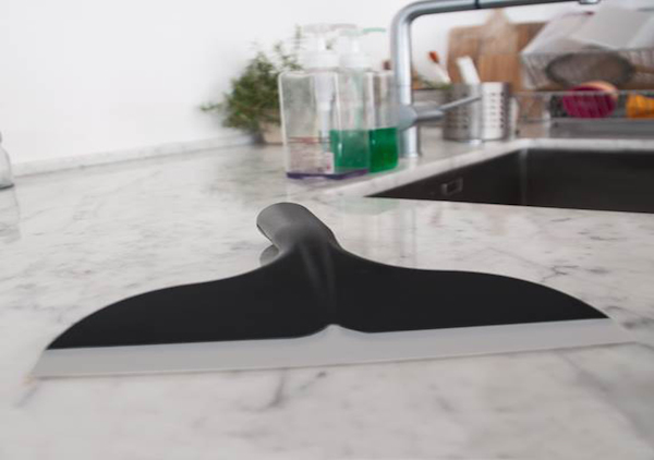 俏皮可愛的鯨魚尾巴造型橡膠刮刀「Splash Squeegee」