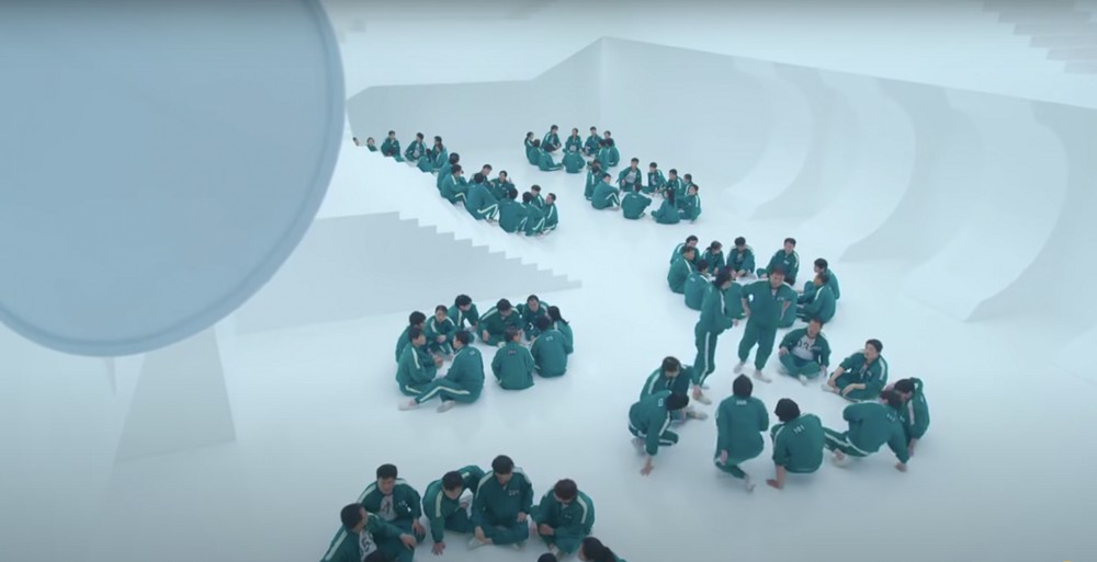 《魷魚遊戲》建築場景設計巧思！彩色迷宮樓梯、倉庫風宿舍、遊戲關卡等美學