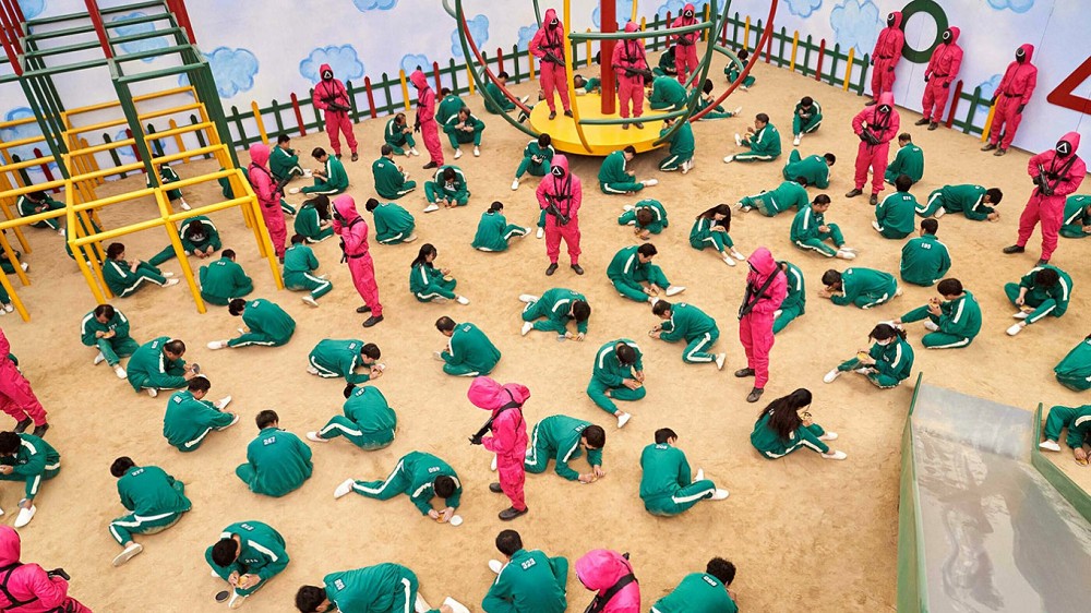 《魷魚遊戲》建築場景設計巧思！彩色迷宮樓梯、倉庫風宿舍、遊戲關卡等美學