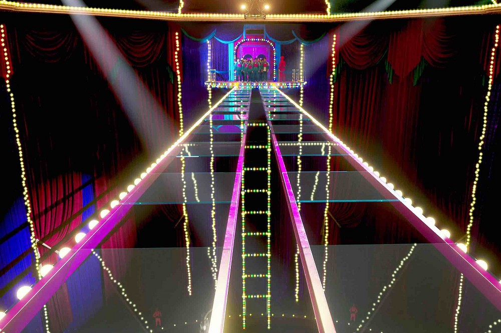 《魷魚遊戲》建築場景設計巧思！彩色迷宮樓梯、倉庫風宿舍、遊戲關卡等美學