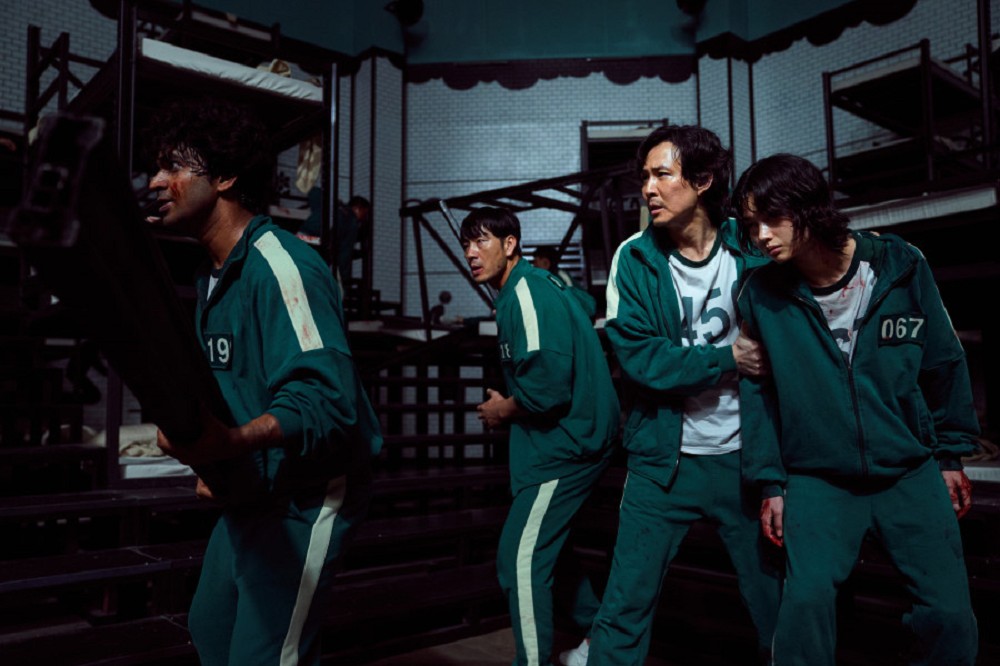 《魷魚遊戲》建築場景設計巧思！彩色迷宮樓梯、倉庫風宿舍、遊戲關卡等美學