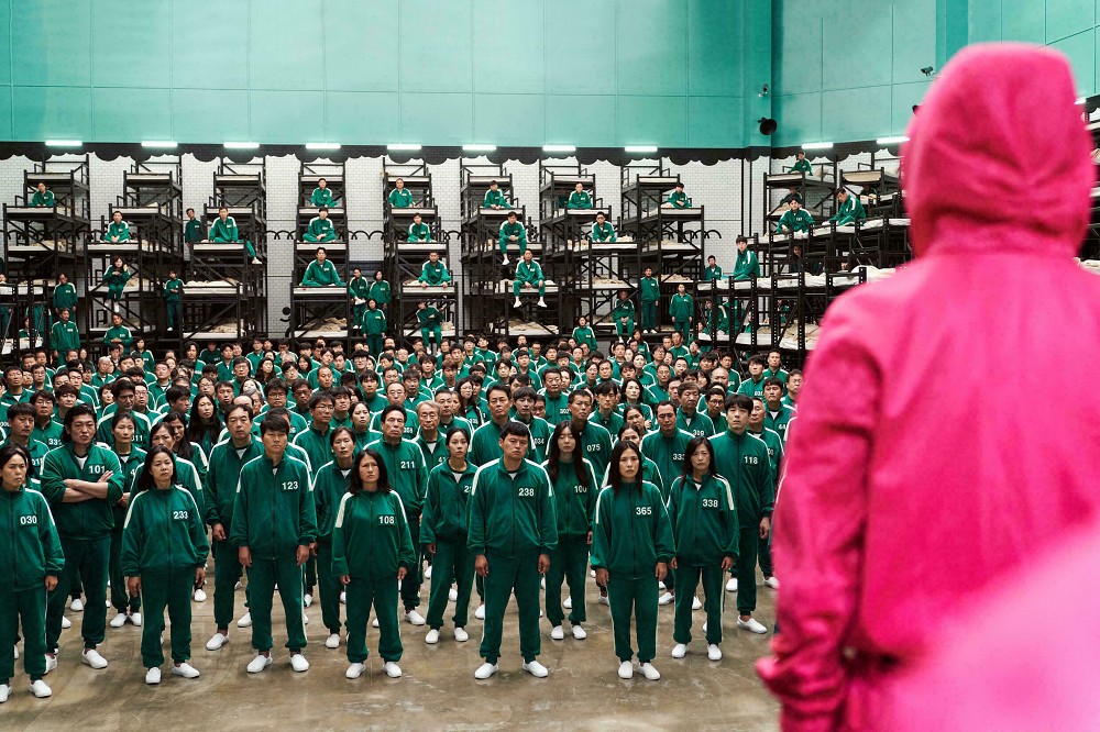 《魷魚遊戲》建築場景設計巧思！彩色迷宮樓梯、倉庫風宿舍、遊戲關卡等美學