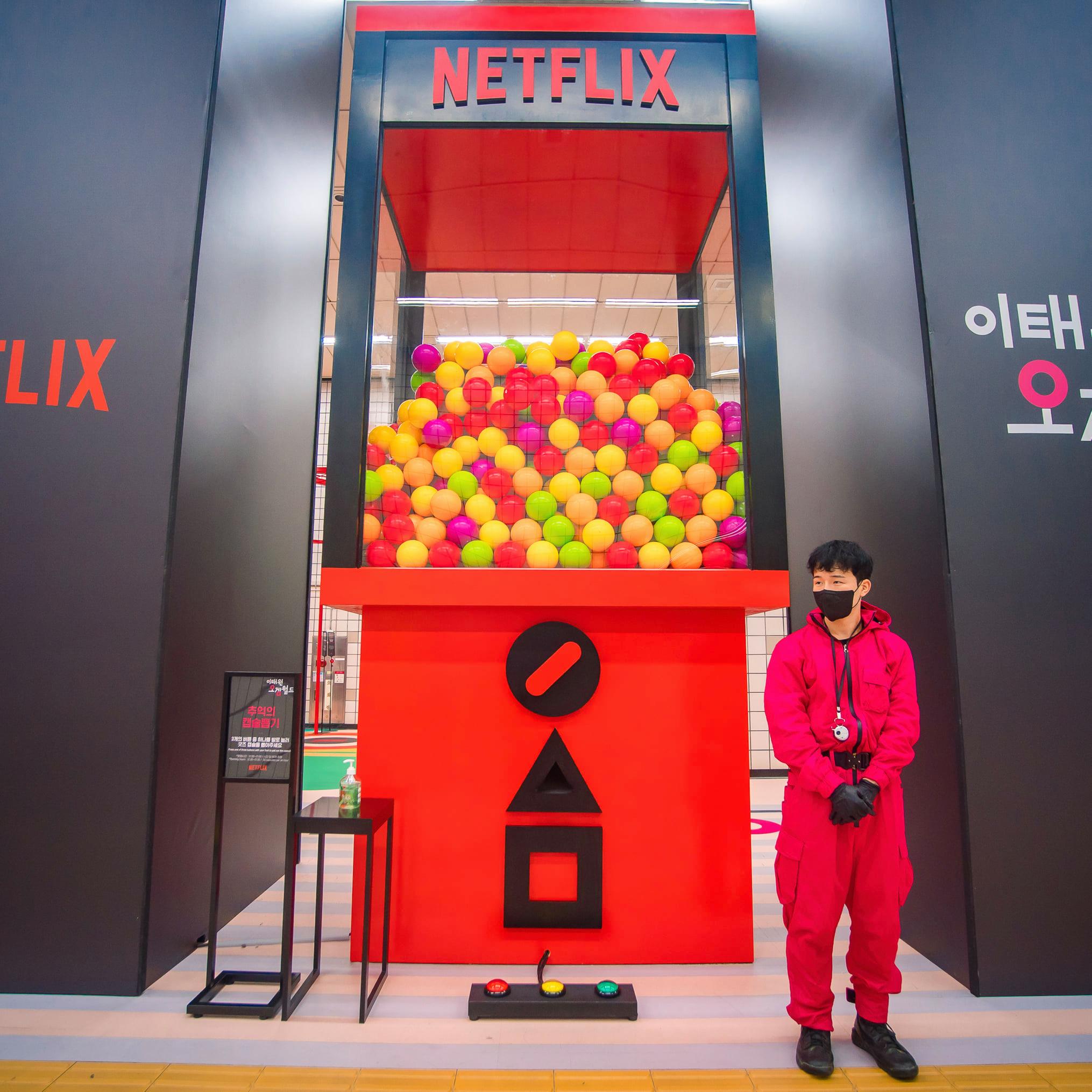 首爾梨泰院地鐵站變身「魷魚遊戲」場景！123木頭人娃娃、桃紅色執行者亮相