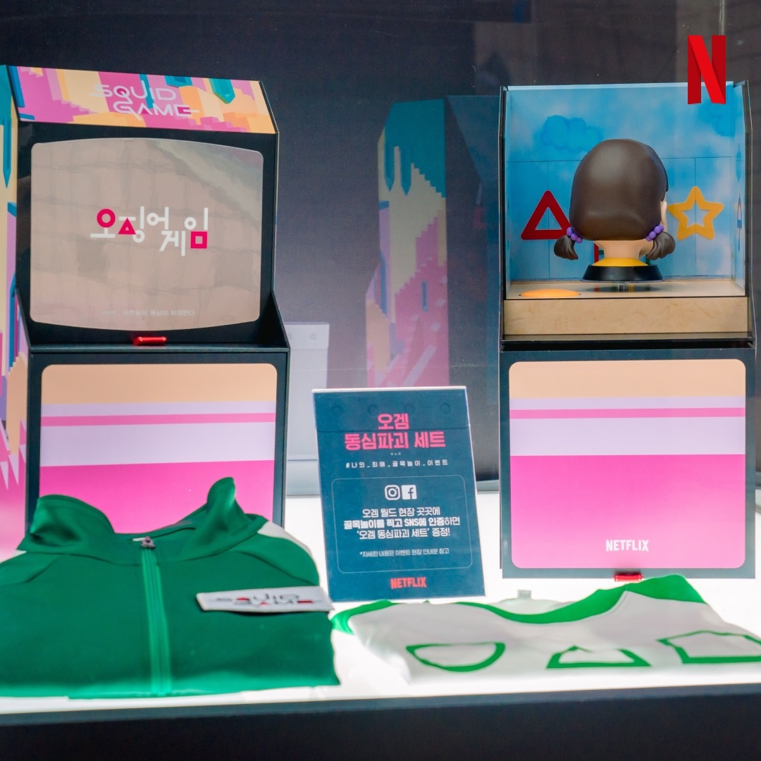 首爾梨泰院地鐵站變身「魷魚遊戲」場景！123木頭人娃娃、桃紅色執行者亮相