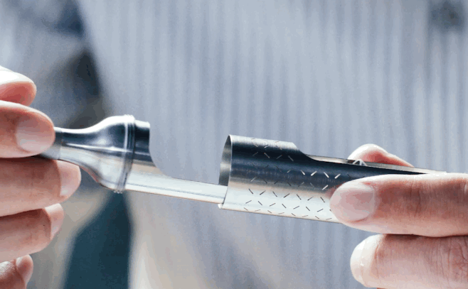 新時代茶派雅痞的必備茶器「初芳宇磁吸沏茶筆」！兼具直立收納、磁吸密合與攜帶便利性的簡約系質感配件