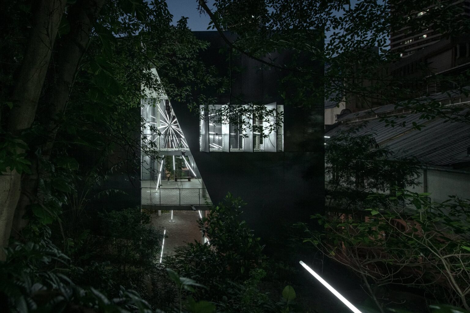 刺穿建築的放射星星「STAR/KL」！馬來西亞藝術家Jun Ong以111支LED燈光打造奇幻裝置