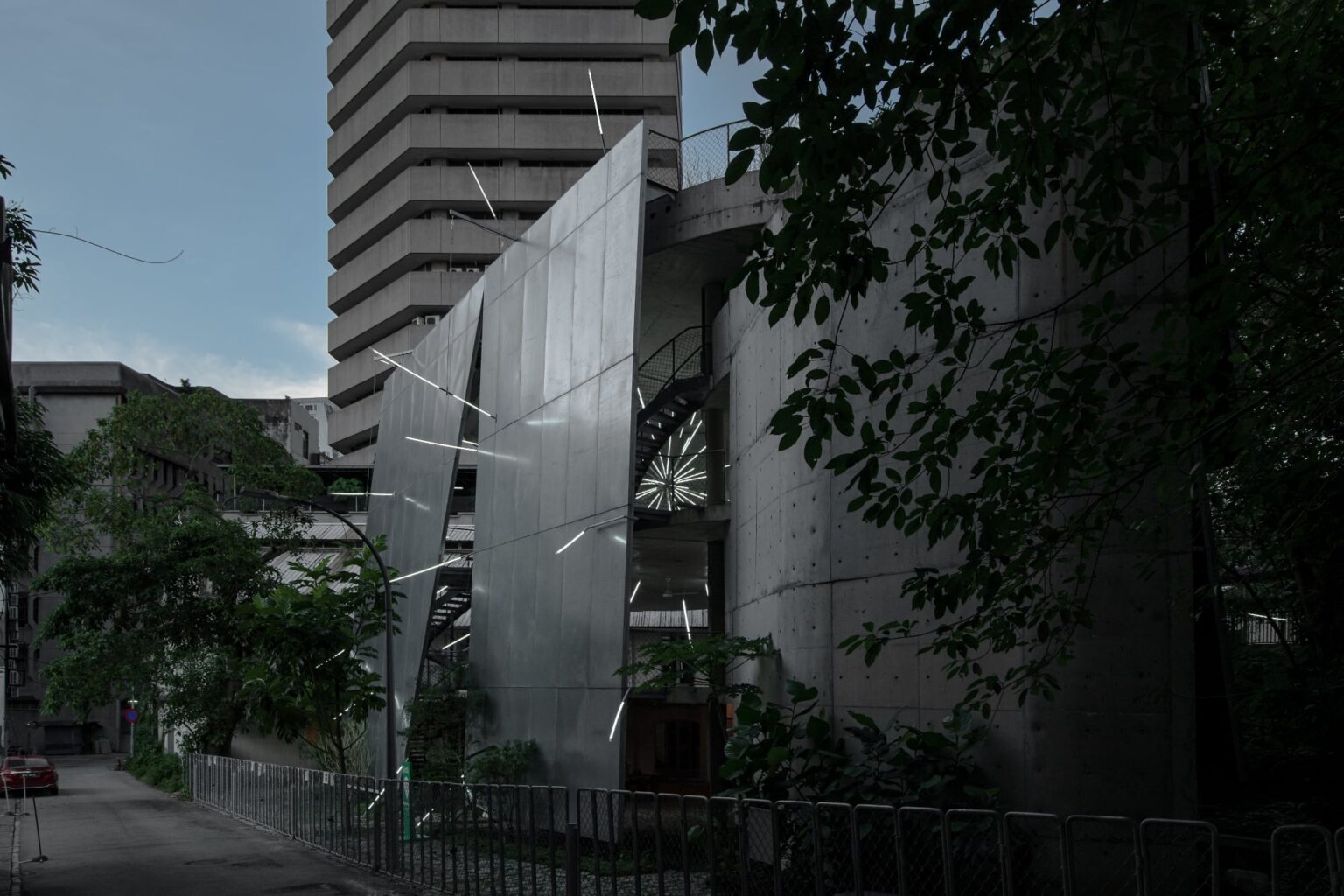 刺穿建築的放射星星「STAR/KL」！馬來西亞藝術家Jun Ong以111支LED燈光打造奇幻裝置