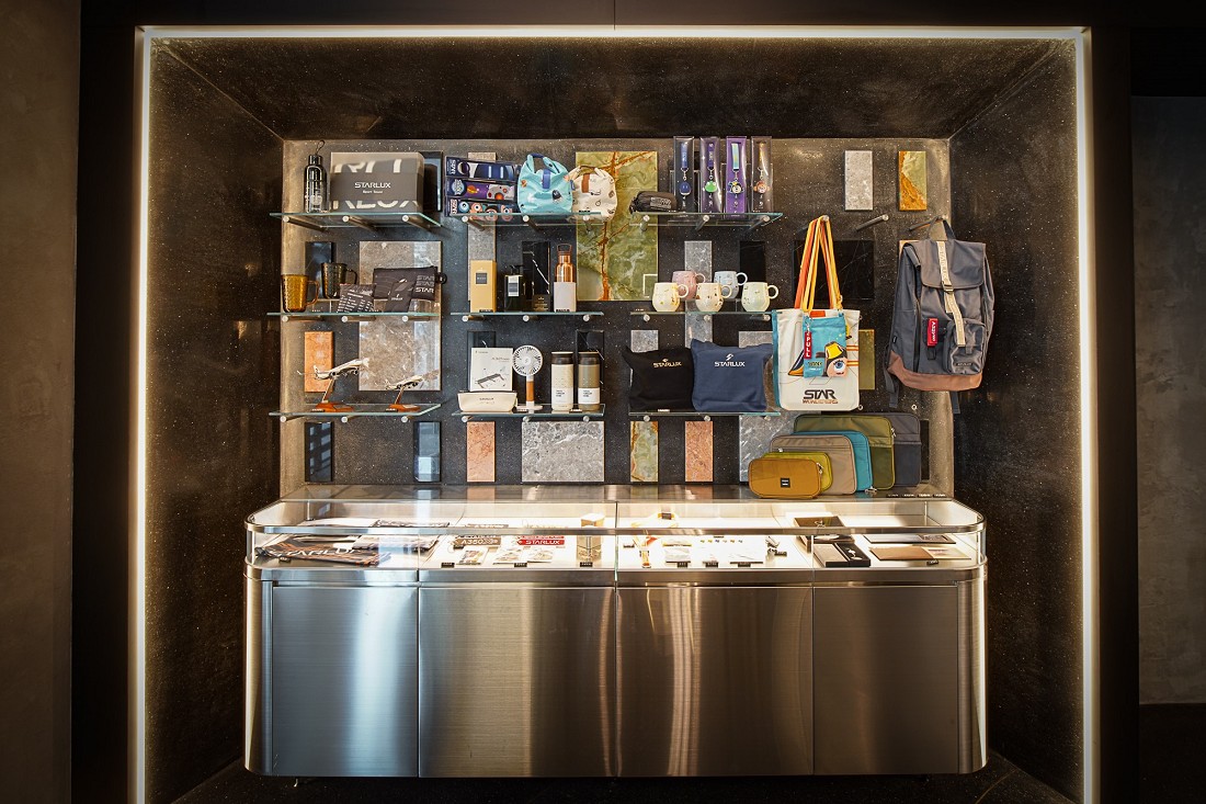 星宇航空全新形象門市如太空艦橋!本事空間製作所操刀太空奇幻感空間