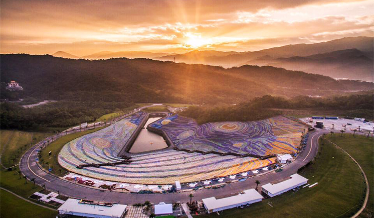 400 萬個保特瓶打造梵谷《星夜》草原！1萬3千坪藝術境地現身基隆