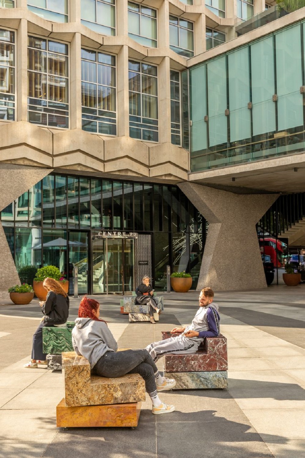 倫敦市區繽紛旋轉椅！荷蘭設計師Sabine Marcelis以大理石、花崗岩打造華麗公共座椅