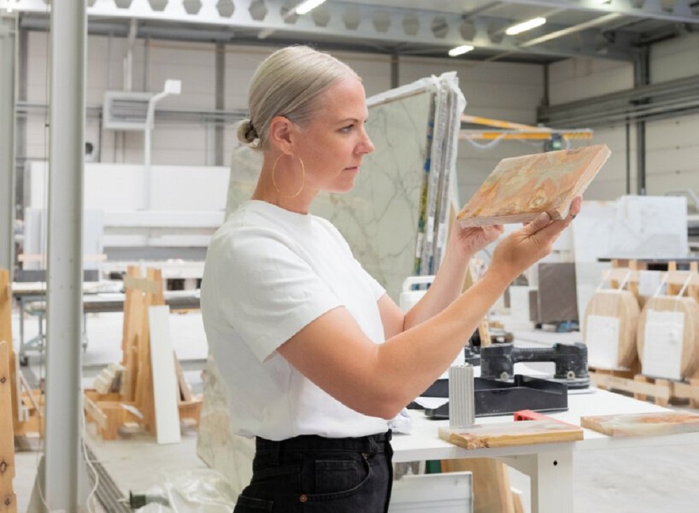 倫敦市區繽紛旋轉椅！荷蘭設計師Sabine Marcelis以大理石、花崗岩打造華麗公共座椅