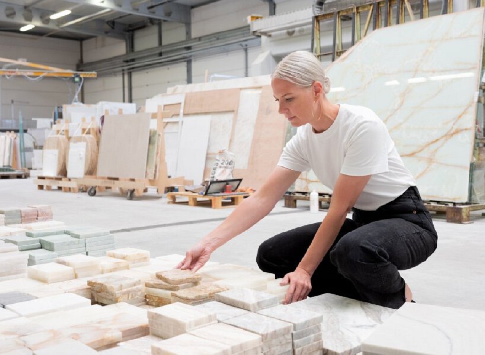 倫敦市區繽紛旋轉椅！荷蘭設計師Sabine Marcelis以大理石、花崗岩打造華麗公共座椅