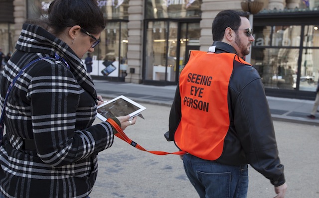 引領低頭族過馬路的義工