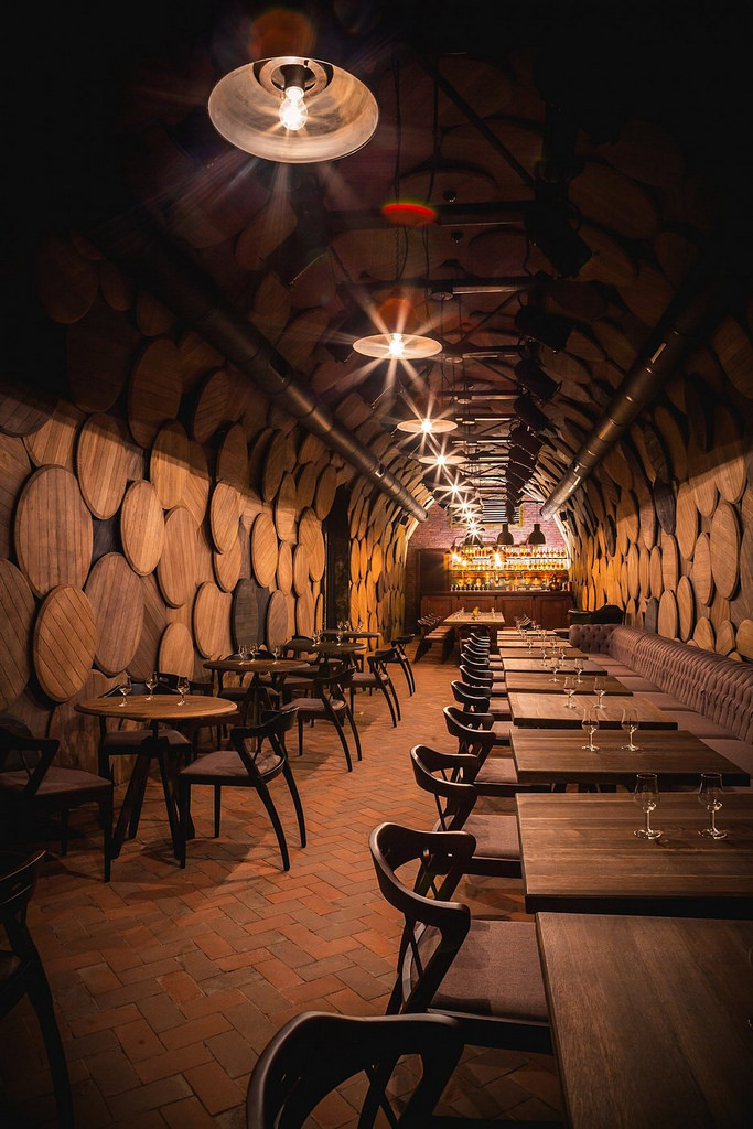 以酒桶與酒瓶推砌的白蘭地酒吧