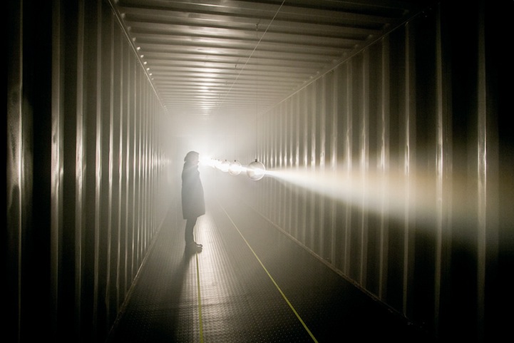 當世界只剩光束  貨櫃屋內的寧靜