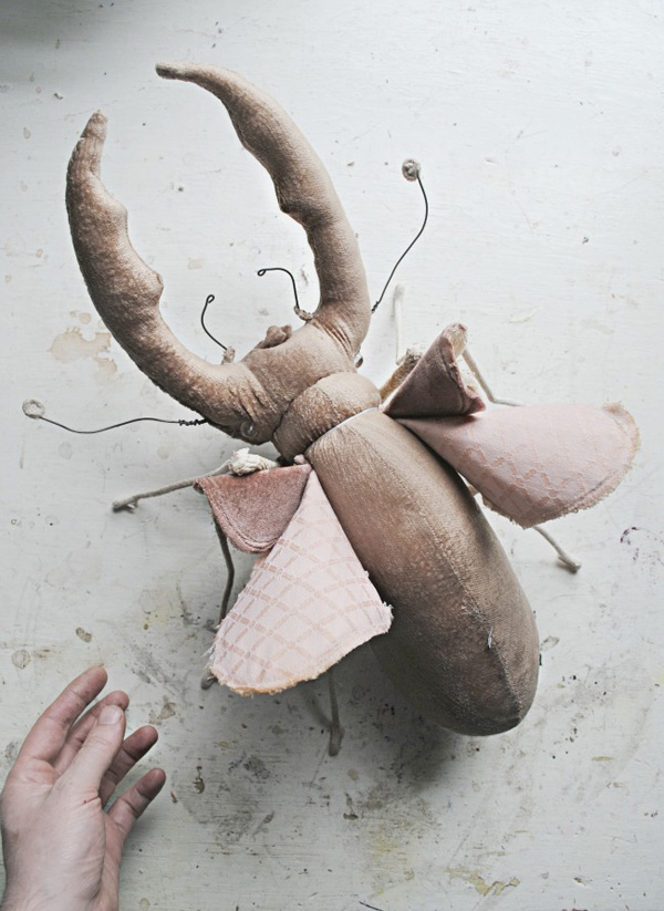 舊布料構築奇幻世界!英國藝術家Mister Finch的夢幻織品布雕創作