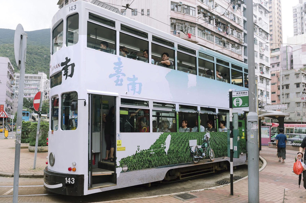 台南最美燈籠海躍上香港叮叮車！郵差攝影師李翔操刀家鄉日、夜純樸風景驚艷旅人目光
