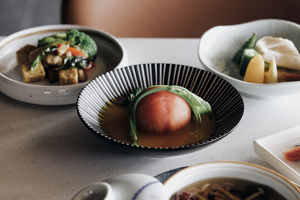 台南全新設計飯店「綉溪安平」!紅磚拼接清水模、沉浸式互動空間、設計客房、冠軍咖啡進駐