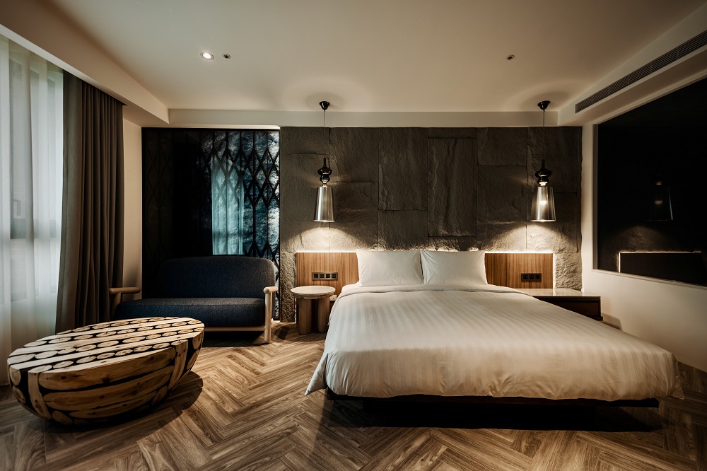 台南全新設計飯店「綉溪安平」!紅磚拼接清水模、沉浸式互動空間、設計客房、冠軍咖啡進駐
