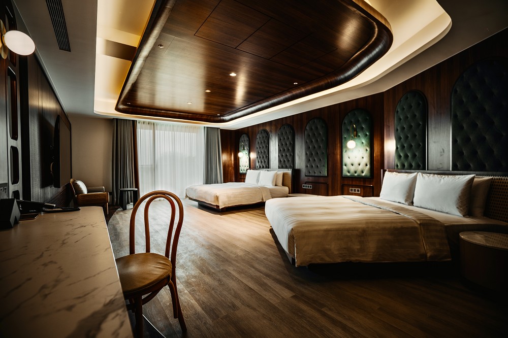 台南全新設計飯店「綉溪安平」!紅磚拼接清水模、沉浸式互動空間、設計客房、冠軍咖啡進駐