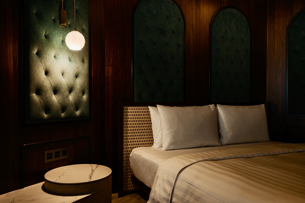 台南全新設計飯店「綉溪安平」!紅磚拼接清水模、沉浸式互動空間、設計客房、冠軍咖啡進駐