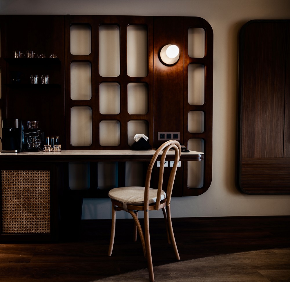 台南全新設計飯店「綉溪安平」!紅磚拼接清水模、沉浸式互動空間、設計客房、冠軍咖啡進駐