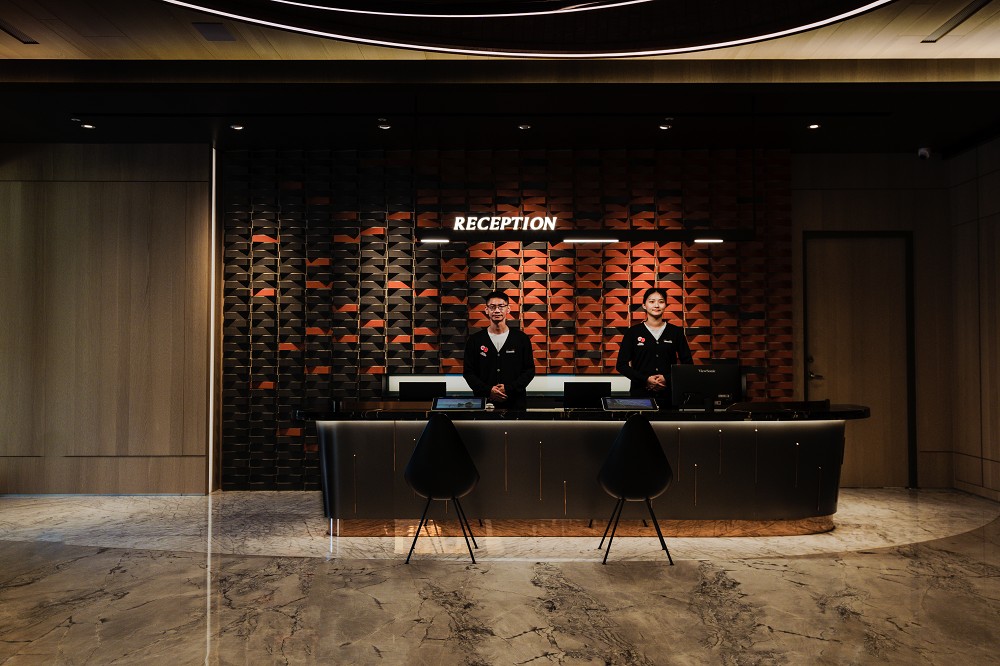 台南全新設計飯店「綉溪安平」！紅磚拼接清水模、沉浸式互動空間、設計客房、冠軍咖啡進駐