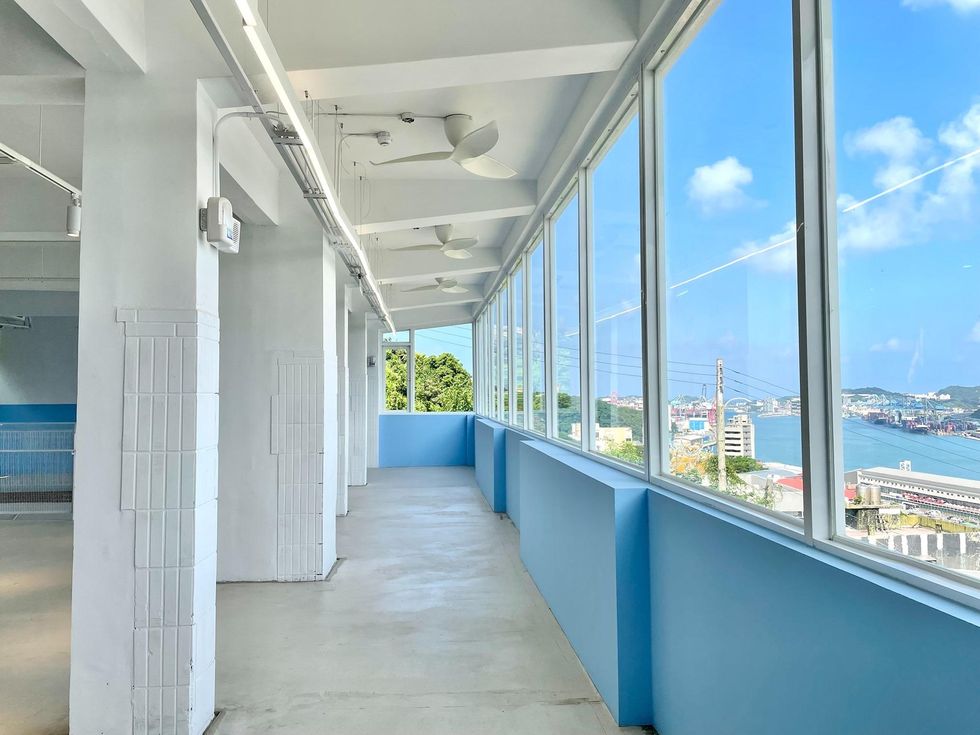 基隆「太平青鳥」山城海景書店!廢棄小學建築成望海純白書屋空間