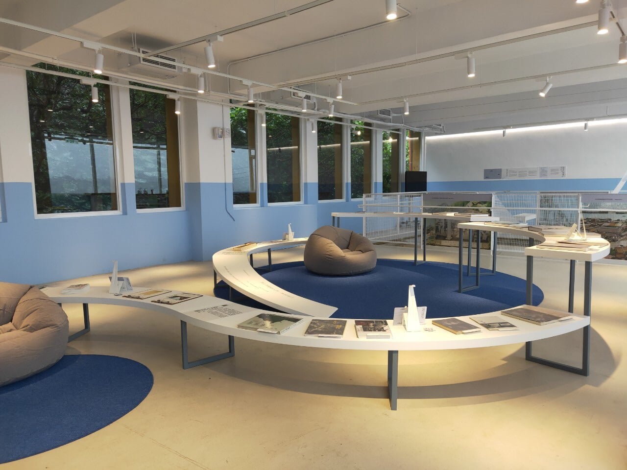 基隆「太平青鳥」山城海景書店!廢棄小學建築成望海純白書屋空間