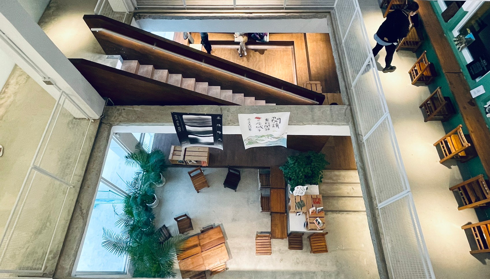 基隆「太平青鳥」山城海景書店!廢棄小學建築成望海純白書屋空間